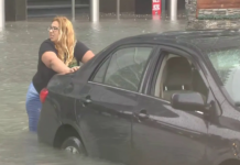 Përmbytje në Florida, njerëzit bllokohen në makina