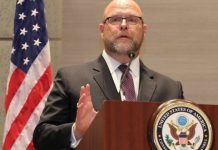 Ambasadori amerikan vjen me deklaratë të fortë: Të mos flenë të qetë ata në Kosovë e rajon që janë të përfshirë në korrupsion