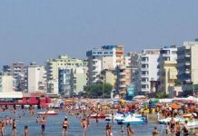 Mbipopullohen plazhet e Durrësit, “pushtohen” nga mushkonjat