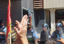 Policia shpërndanë ujë për veteranët e UÇK-së