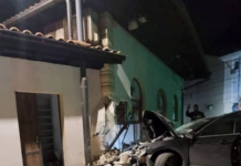 Vetura hyn brenda xhamisë, tre të lënduar