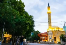 Myslimanët festojnë Kurban Bajramin mes rritjes së çmimeve të ushqimeve