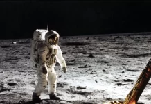 Xhaketa që Buzz Aldrin veshi në misionin drejt Hënës shitet për 2.8 milionë dollarë