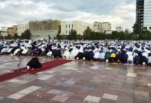 Besimtarët myslimanë në Shqipëri falën namazin e Kurban Bajramit në sheshin “Skënderbej”