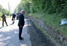 Nën masa të shtuara sigurie, ministri Sveçla viziton vendin ku është vrarë Enver Zymberi