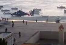 Policia spanjolle përdor helikopterin për të shpërndarë turmën e pushuesve, tentuan të vjedhin drogën nga barka e shkatërruar e trafikantëve