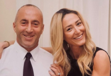 Anita e pret Ramushin në shtëpi me këngën ” Kur më vjen burri nga stani”