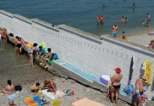 Muri tre metra i lartë ndan burrat dhe gratë, ku ndodhet plazhi i vetëm në Europë i tillë