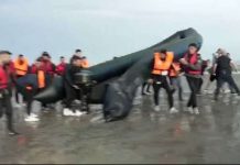 Policia franceze shpërthen gomonën e shqiptarëve që ishin nisur drejt Anglisë