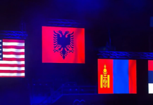 Momenti kur himni kombëtar shqiptar këndohet midis Beogradit