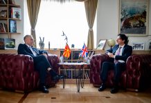 Grubi priti në takim ambasadorin e ri britanik, Matthew Lawson