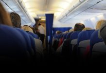 Pamjet/ Kacafytje e mërgimtarëve brenda aeroplanit