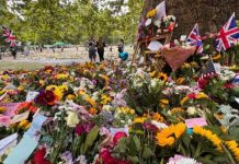Britanikët vajtojnë Mbretëreshën, një minutë heshtje një ditë para funeralit
