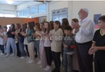 Shqiptarët “këndojnë” himnin serb (VIDEO)