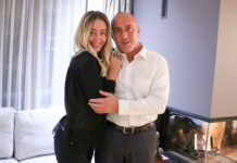Ramush Haradinaj i dhuron lule Anitës për ditëlindjen e saj të 42-të
