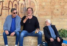 Jim Belushi në Shqipëri, fotografohet me një nënë që shet perime