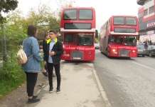Autobusi i stërmbushur me nxënës qarkullon me dyer hapur, ja si përgjigjen nga NPQ-Shkup