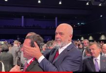 Rama surprizon Kurtin, i shkon nga pas dhe i mbyll sytë në Kongresin e Partive Socialiste Evropiane (Video)