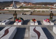 Një grua arrestohet për dëmtimin e varreve në kompleksin “Adem Jashari” në Prekaz