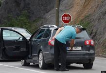 Digjet një veturë me targa të Serbisë në veri