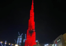 Ndërtesa më e lartë në botë shndërrohet në flamurin kuq e zi