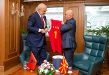 Veshje basketbolli dhe verë, Kovaçevski dhe Rama shkëmbejnë dhurata