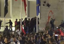 Protesta në Shqipëri, qëllohen me ngjyrë muret e kryeministrisë, ndalohet një person