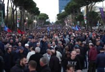 Qytetarë të shumtë protestojnë kundër Qeverisë në Tiranë