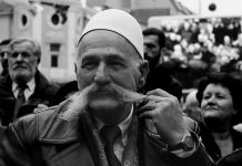 Rrëfim i padëgjuar: Çfarë mesazhi i dha Rifat Jashari përmes telefonit Bashkim Jasharit pas ngjarjes së 5, 6 e 7 marsit në Prekaz