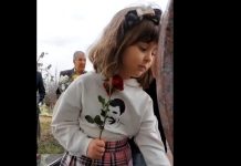 Vajza e Astrit Deharit vendos lule te varri i babait (VIDEO)