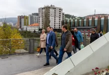 “Nëse s’nënshkruan, të djegin makinën”: Rrëfimet e punëtorëve të dorëhequr nga institucionet e Kosovës