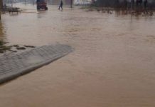 Durrësi shndërrohet në “Venecia”, makinat notojnë në ujë (VIDEO)