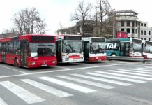 Vazhdojnë bllokadat e transportuesve privat