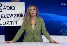 Në lajmet e RTK-së hyn një person duke mbajtur në duar parullën “Radio Televizioni i Kurtit” (VIDEO)