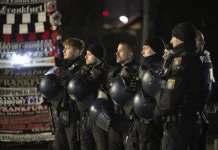 Nuk i presin mirë mysafirët, në Frankfurt i sulmojnë tifozët e Napolit