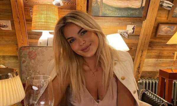 Afrona Dika e poston veturën e saj superluksoze