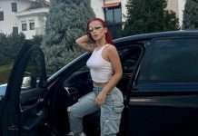 Rina Balaj sjell poza joshëse pranë makinës së saj luksoze BMW