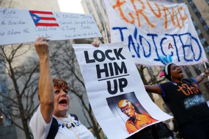 2023-04-04T150113Z_747695451_RC2R70AS0SZY_RTRMADP_3_USA-TRUMP