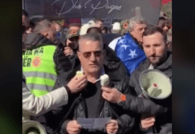 Babai i Granit Xhakës mban fjalim para protestuesve në Hagë: Po tentohet të dënohet historia