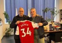 Agim Ademi merr dhuratë fanellën e Xhakës me nënshkrimin e tij