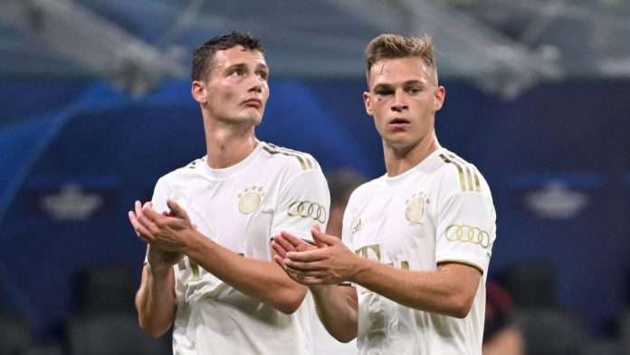 benjamin-pavard-and-joshua-kimmich-applaud-bayern-munich-fans