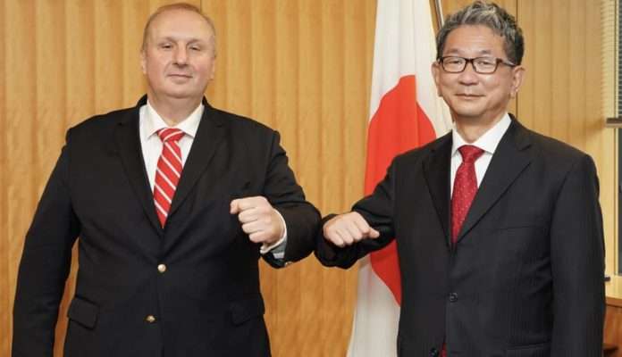 6060BB44-7E70-48EB-B461-B8960EFE7306