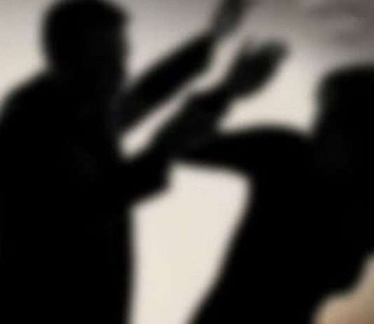 E sulmoi fizikisht gruan, e arreston policia në Kumanovë