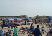 Pakistan: 22 të vdekur, 50 të lënduar pasi treni del nga binarët
