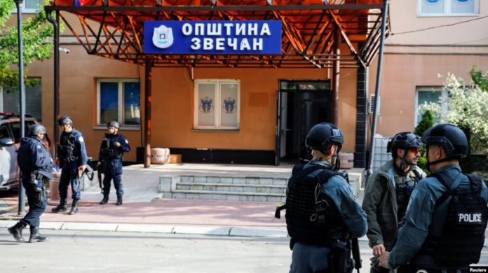 policia-veriu-komunat