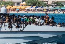 Anijen e kaplojnë flakët, autoritetet italiane shpëtojnë emigrantët dhe pjesëtarët e ekuipazhit