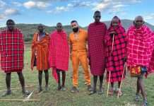 Getoar Selimi publikon fotografi me pjesëtarë të fisit ‘Massai Mara’ gjatë pushimeve në Afrikë