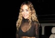 Rita Ora tregon të brendshmet teksa shfaqet në skenë me kostum transparent