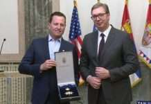 Grenelli e pranon urdhrin e flamurit serb