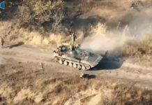 Ukrainasit sulmojnë me dron tankun rus, ushtarët rusë shihen të frikësuar duke ikur